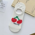 Witte katoenen footies met kerspatroon en antislip siliconen grip bij de hiel - Kersenpatroon (RH2415)