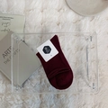 Minimalistische weinrote Crew-Socken auf Acryltablett mit weichem Plüschhintergrund - Einheitsgröße / Burgunderrot