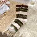 Chaussettes douces en faux vison à rayures marron et vert sur couverture cosy - Taille unique / Blanc Vert