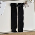 Schwarze Lolita-Beinstulpen mit elegantem Spitzenbesatz und Seidenschleifen auf Strick - Ganz Schwarz