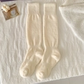 Dicke cremeweiße flauschige Kniestrümpfe aus weichem Plüsch mit Rippbündchen - Einheitsgröße / Gebleichtes Weiß