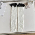 Weiße Lolita Beinstulpen mit schwarzer Spitze und Schleife für einen süßen JK Look - Weiß mit schwarzem Rand