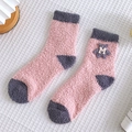Calze in pile di corallo rosa con orsetto e dettagli grigi per calore invernale - Taglia unica / Rosa