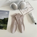 Calcetines cortos de algodón color piel con puños acanalados sobre una mesa blanca minimalista - Talla única / Caqui