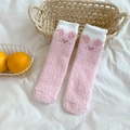 Calze rosa in pile corallo con ricamo a maialino e morbido bordo in peluche bianco - Taglia unica / Rosa