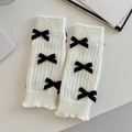 Witte gebreide beenwarmers met zwarte strikken in Balletcore-stijl en golfranden - Witte Basis Zwarte Strik