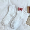Chaussettes blanches en velours corail avec nœud à carreaux rouges et blancs - Taille unique / Blanc