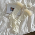 Cremeweiße Socken mit gelber Netz-Rüschenborte und Rippstrick-Textur in japanischem Stil - Einheitsgröße / Cremeweiß