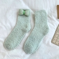 Chaussettes douces en polaire corail vert clair avec un joli nœud à carreaux vert - Taille unique / Vert