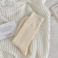 Minimalistische cremeweiße Thermo-Stricksocken für Damen aus weicher Winterbaumwolle - Cremeweiß
