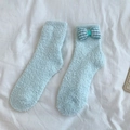 Chaussettes douces en polaire corail bleu clair avec nœud à carreaux bleus - Taille unique / Bleu