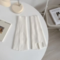 Weiße Rippstrick-Beinstulpen mit Schlitz-Saum im minimalistischen ästhetischen Stil - Weiß