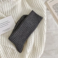 Dicke warme dunkelgraue Rippstrick-Socken für Damen auf gemütlichem weißem Strickstoff - Dunkelgrau