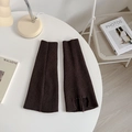 Dunkelbraune gestrickte Beinstulpen mit Schlitz-Design in minimalistischem Ambiente - Kaffeebraun