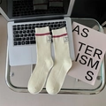 Cremeweiße Wollsocken mit roten Streifen und minimalistischem Buchstaben-Stoffetikett - Cremeweiß