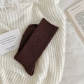 Dicke dunkelbraune gerippte Strick-Crew-Socken für Winterwärme auf gemütlichem Grund - Dunkelkaffee