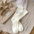 Calze bianche a coste a metà polpaccio con etichetta in tessuto dal design minimalista - Taglia unica / Bianco Crema