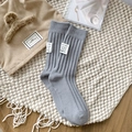 Calze a costine grigio chiaro di media lunghezza con etichette decorative sul tallone - Taglia unica / Grigio chiaro