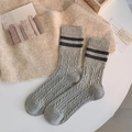 Dicke graue Wollsocken mit Zopfmuster und schwarzen Streifen für Damen im Winter - Einheitsgröße / Hellgrau