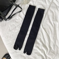 Calcetines Tabi negros minimalistas para mujer con textura de canalé y punta dividida - Talla única / Color Sólido (Negro) / Negro