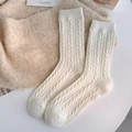 Off-white cable knit crew socks for women made of thick warm fabric for winter - One Size / Creamy White
