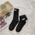 Chaussettes noires côtelées avec fleurs de perles blanches sur fond décoratif doux - Mi-Mollet Noir