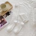 Chaussettes mi-mollet en maille côtelée blanc crème avec ornements de perles - Blanc Au-dessus du genou
