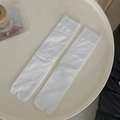 Calze bianche minimaliste tabi con punta divisa e trama a coste per infradito - Bianco