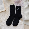 Warme schwarze Korallenfleece-Socken mit weißem Smiley-Stickerei für den Winter - Einheitsgröße / Schwarz