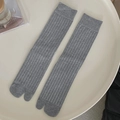 Calzini grigio chiaro a due dita a coste da donna, lunghezza media per infradito - Grigio chiaro