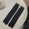 Calze Tabi grigio scuro minimaliste con trama a maglia verticale e punta divisa - grigio scuro