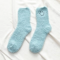 Weiche hellblaue Korallenvlies Socken mit süßem Smiley-Stickerei für warme Füße - Einheitsgröße / Blau