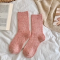 Korallenrosa gerippte Wollsocken mit bunten Punkten in gemütlicher Wohnatmosphäre - Einheitsgröße / Altrosa