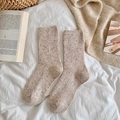 Wollmischsocken in Haferflocken-Farbe mit bunten Konfetti-Punkten und gerippten Bündchen - Einheitsgröße / Hellkaffee