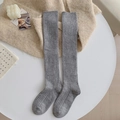 Calcetines de lana de punto acanalado gris para mujer en un ambiente hogareño acogedor - Gris claro