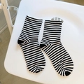 Damen Baumwollsocken mit schwarz-weißen Querstreifen und schwarzen Zehenkappen - Einheitsgröße / Schwarz-weiße Streifen