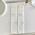 Jambières en tricot côtelé blanc pour femmes avec nœuds décoratifs bleu clair - Fond Blanc Nœud Bleu