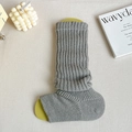 Calentadores gris medio de punto grueso con textura de canalé vertical y diseño suave - Talla única / Gris claro