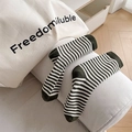 Calze a righe verde scuro e beige in stile giapponese retrò e design minimalista - Taglia unica / Verde Militare