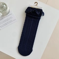 Dunkelblaue Lolita-Stricksocken mit feinen Spitzenrüschen und Zopfmuster-Struktur - Einheitsgröße / Marineblau
