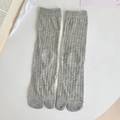 Calze tabi grigio chiaro con motivo a coste in stile minimalista a metà tubo - Taglia unica / Grigio
