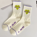 Cremeweiße Socken mit violettem GOOD TIME Schriftzug und grünem Herzmotiv - Einheitsgröße / Cremeweiß Herz (RH2346)