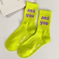 Neongrüne Crew-Socken mit lila 'and you' Schriftzug und gerippter Baumwolltextur - Einheitsgröße / Neon Grün (RH2346)