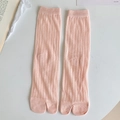Calcetines de dos dedos en color rosa melocotón con punto de canalé sobre plato blanco - Talla única / Rosa Naranja