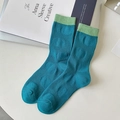 Pauwblauwe middelhoge katoenen sokken met groene boord en stippen voor dames - Stippen Stijl (M3112)
