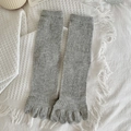 Graue Fünf-Zehen-Socken für Damen mit gerippter Textur und gemütlichem Baumwollstoff - Grau