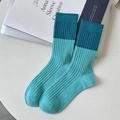 Halfhoge geribbelde sokken met een tweekleurig contrastontwerp in donkerblauw en lichtblauw - Color Block Geribbelde Stijl (M3112)