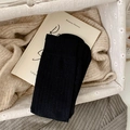 Calcetines negros de punto acanalado minimalistas en un acogedor entorno hogareño - Talla única / Negro