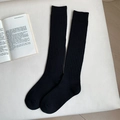 Calcetines negros altos de punto acanalado con textura vertical y diseño minimalista - Talla única / Negro