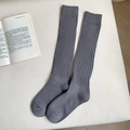 Calcetines altos gris oscuro con diseño de rayas verticales en estilo minimalista - Talla única / Gris